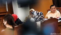Napoleon terus mencecar saksi apakah ada reaksi di kulit wajah Kace pada saat itu.