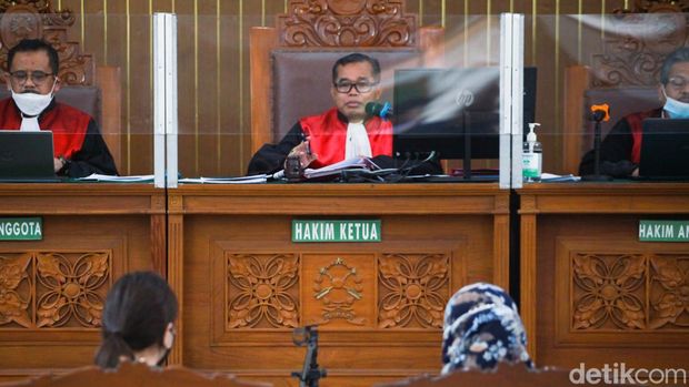 Irjen Napoleon Bonaparte kembali menjalani sidang. Terdakwa kasus penganiayaan M Kace ini mencecar saksi dr Latifah Nabilah yang membuat visum.