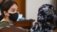 Napoleon mencecar dua saksi yang hadir, yaitu dr Farah (kiri) dan dr Latifah Nabilah.