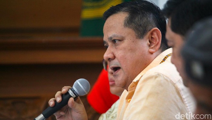 Saat Napoleon Cecar Dokter soal Visum M Kace Usai Kena Tinja Irjen Napoleon Bonaparte kembali menjalani sidang. Terdakwa kasus penganiayaan M Kace ini mencecar saksi dr Latifah Nabilah yang membuat visum.