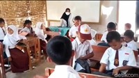 Kegiatan belajar murid SD Negeri di sekolah yang berdinding anyaman bambu (screenshoot vide)