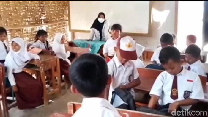 Kegiatan belajar murid SD Negeri di sekolah yang berdinding anyaman bambu (screenshoot vide0)