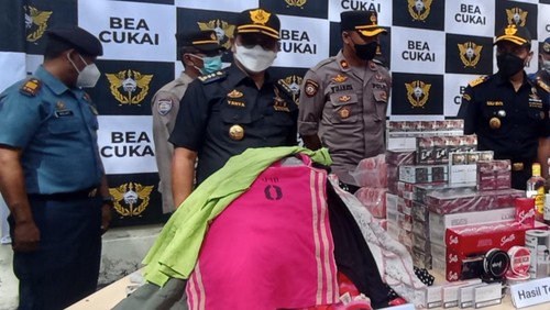 Sebanyak 241 pak pakaian bekas yang total nilainya mencapai Rp 37.785.000 dimusnahkan di Kantor Bantu Bea Cukai Benoa, Bali, Kamis (21/7/2022).