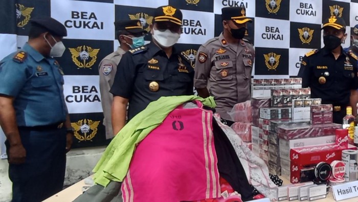 Sebanyak 241 pak pakaian bekas yang total nilainya mencapai Rp 37.785.000 dimusnahkan di Kantor Bantu Bea Cukai Benoa, Bali, Kamis (21/7/2022).