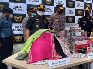 Pakaian Bekas Kiriman PMI Bali Senilai Rp 37,7 Juta Dimusnahkan