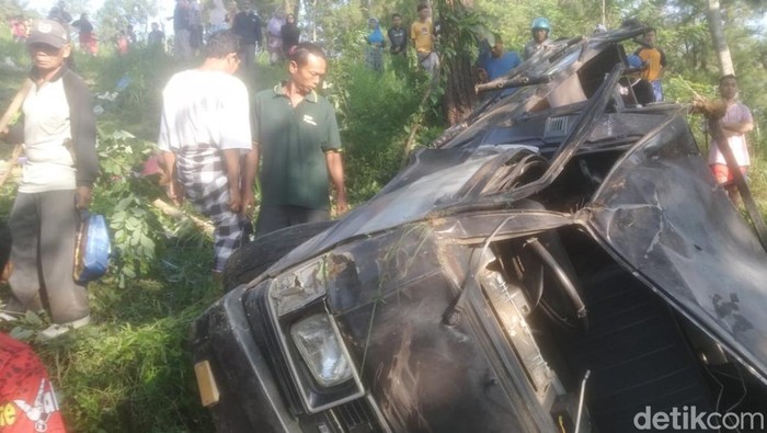 Sebuah mobil bak terbuka masuk jurang di tanjakan curam antara Desa Pangebatan-Karangpari, Kecamatan Bantarkawung, Brebes, Kamis (21/7/2022).