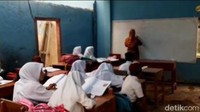 Meski kondisi SDN Handayung Ratu yang memprihatinkan. Murid tetap antusias belajar (screenshoot video)