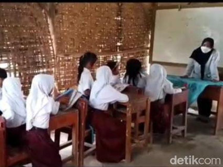Penampakan SD Negeri di Lampung Utara Berdinding Anyaman Bambu