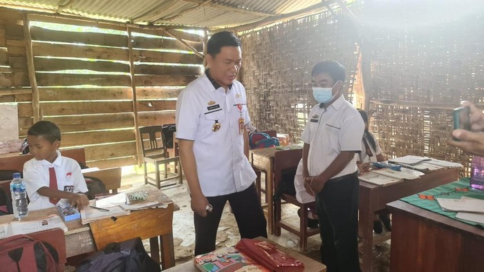 Kadis Pendidikan Lampung Utara Mat Soleh saat mengunjungi SDN berdinding tepas (foto: istimewa)