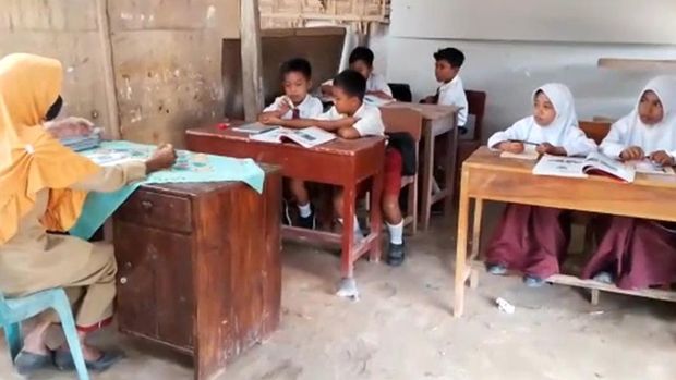 Siswa SDN Handayung Ratu di Lampung Utara mengikuti Kegiatan Belajar Mengajar. Foto: Tommy Saputra/detikSumut