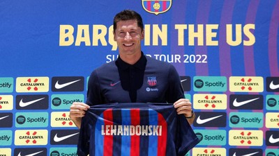 Senyum Semringah Lewandowski Saat Diperkenalkan Barcelona