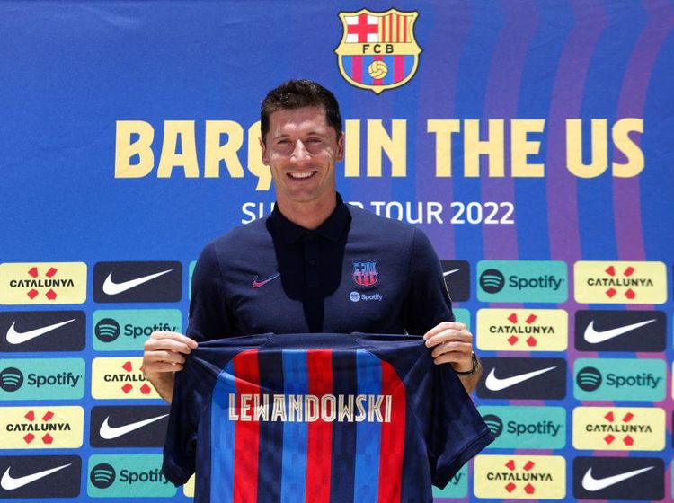 Senyum Semringah Lewandowski Saat Diperkenalkan Barcelona