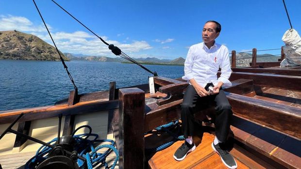 Setelah meresmikan perluasan Bandara Komodo, Labuan Bajo, Kabupaten Manggarai Barat, Provinsi Nusa Tenggara Timur (NTT), Kamis, 21 Juli 2022, Presiden Joko Widodo dan Ibu Iriana Joko Widodo melanjutkan perjalanan menuju Pulau Rinca, Kabupaten Manggarai Barat. (Dok: Biro Pers Sekretariat Presiden)