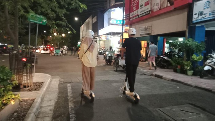 Skuter listrik masih melenggang di Jalan Margo Utomo, selatan Tugu Pal Putih, Rabu (20/7/2022).