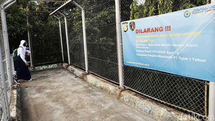 Polres Metro Kota Bekasi memasang spanduk himbauan melempar batu di jalan Tol yang dapat dipidana. Spanduk tersebut dipasang di Jembatan penyeberangan Orang (JPO) Tol JORR Jati Warna, Kota Bekasi.