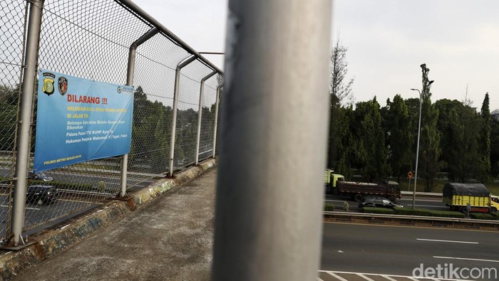 Polres Metro Kota Bekasi memasang spanduk himbauan melempar batu di jalan Tol yang dapat dipidana. Spanduk tersebut dipasang di Jembatan penyeberangan Orang (JPO) Tol JORR Jati Warna, Kota Bekasi.