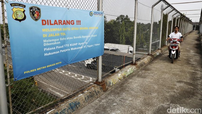 Spanduk Imbauan Larangan Lempar Batu di Jalan Tol Polres Metro Kota Bekasi memasang spanduk himbauan melempar batu di jalan Tol yang dapat dipidana. Spanduk tersebut dipasang di Jembatan penyeberangan Orang (JPO) Tol JORR Jati Warna, Kota Bekasi.
