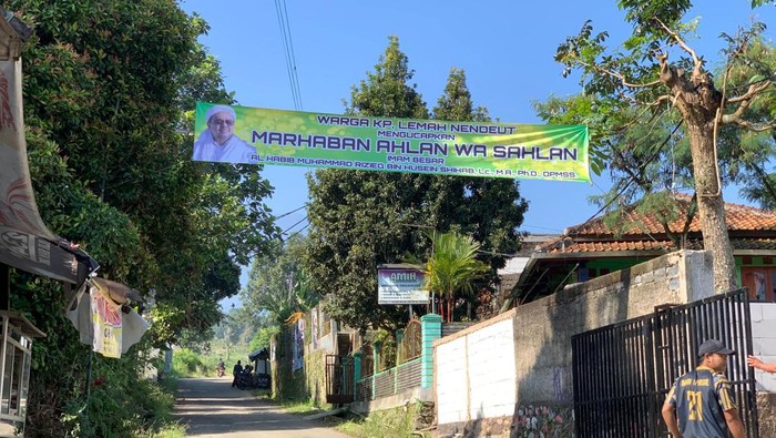 Spanduk sambut kedatangan Habib Rizieq di depan Markaz Syariah, Megamendung, Kabupaten Bogor, Jawa Barat, Kamis (21/7/2022).