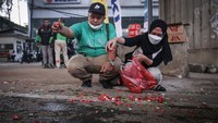 Suasana haru terlihat saat keluarga korban melakukan tabur bunga.  