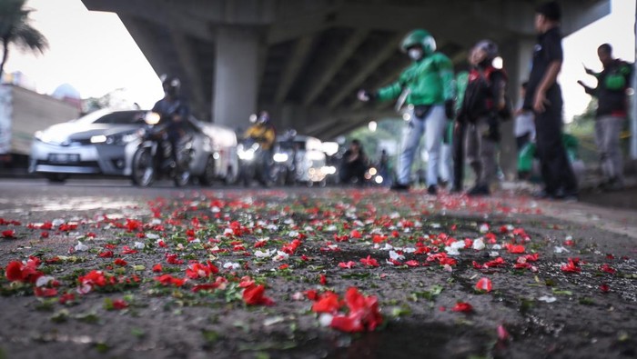 Tabur Bunga untuk Mengenang Korban Kecelakaan Maut di Cibubur Sejumlah kerabat dan warga melakukan aksi tabur bunga di Jalan Transyogi, Cibubur, Bekasi, Jawa Barat, Rabu (20/7/2022). Aksi tabur bunga tersebut sebagai bentuk duka cita atas meninggalnya 11 orang korban kecelakaan maut di kawasan tersebut. ANTARA FOTO/Asprilla Dwi Adha/rwa.