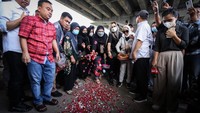 Aksi tabur bunga tersebut sebagai bentuk duka cita atas meninggalnya 11 orang korban kecelakaan maut di kawasan tersebut.  