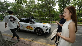 Namun, masih perlu regulasi dan persetujuan dari regulator agar taksi semacam ini bisa lalu lalang di jalan umum dan melayani penumpang. Foto: AP/Ng Han Guan