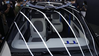 Taksi otonom ini benar-benar tidak punya setir lagi, artinya mampu beroperasi sepenuhnya tanpa manusia. Tapi jika diperlukan, setirnya masih bisa dipasang. Foto: AP/Ng Han Guan