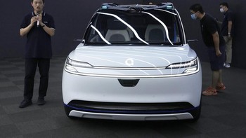 Baidu baru saja memamerkan taksi otonom terbaru mereka di Beijing, yang dinamakan sebagai Apollo RT6. Foto: AP/Ng Han Guan