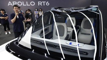 Penurunan biaya yang masif ini akan memungkinkan kami meluncurkan puluhan ribu taksi otonom ke seluruh China, kata CEO dan pendiri Baidu, Robin Li. Foto: AP/Ng Han Guan