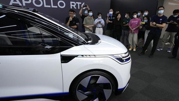 Di samping Baidu, raksasa teknologi seperti Tesla dan Alphabet tengah giat mengembangkan taksi yang sepenuhnya otonom.  Foto: AP/Ng Han Guan