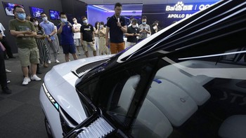 Teknologi otonomnya memakai 12 kamera dan 8 sistem deteksi Lidar yang mirip dengan radar untuk mendeteksi situasi sekitar. Foto: AP/Ng Han Guan