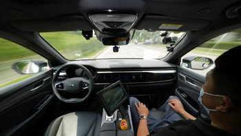 Pada generasi sebelumnya, setir masih terpasang seperti kendaraan konvensional pada umumnya. Foto: AP/Ng Han Guan