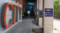 Penunjuk arah ini mulai banyak terpampang di tiang-tiang stasiun yang ada di jalur pejalan kaki integrasi Dukuh Atas. Di bangunan utama Stasiun BNI City pun sudah banyak sekali penunjuk arah KRL Commuter Line yang dipasang.