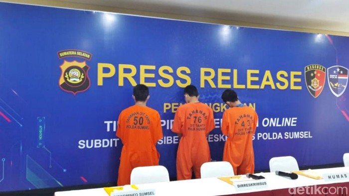 Ketiga warga Tebing Tinggi, Sumut, ditangkap Polda Sumsel kasus penipuan Rp 318 juta.(Prima Syahbana/detikSumut)