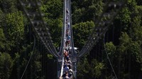 Jembatan ini didesain agar bisa bergoyang fleksibel mengikuti perubahan berat dan pergerakan di atasnya.