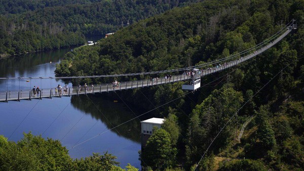 Jembatan yang dinamai Titan-RT ini membentang sepanjang lebih dari 450 meter sekitar 100 meter di atas permukaan perairan reservoir tertinggi di Jerman, Dam Rappbode.