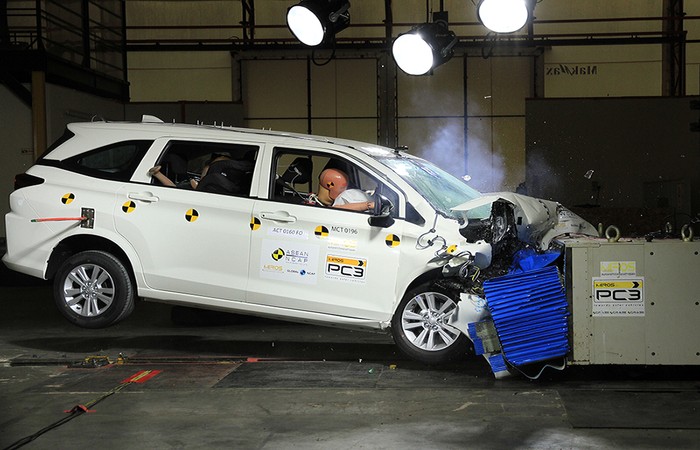 Uji Tabrak Perodua Alza Kembaran Avanza-Xenia