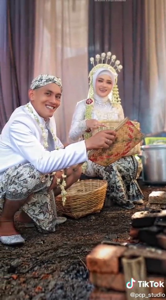 Ia mengaku tak ada kendala selama sesi foto berlangsung, setiap sesi foto Ayik dan tim sengaja memberikan guyonan kecil agar kedua pengantin tidak merasa canggung. Pria yang berusia 34 tahun itu mengucapkan reaksi kedua pengantin ketika melihat hasil foto. Ketika melihat hasil foto mereka merasa gembira. Reaksi pengantin gak bisa berkata-kata mereka senang, happy bahkan kita diberikan bonus hahaha. Alhamdulillah kita FYP di TikTok, pengantinnya senang. jelasnya. Kita gak usah takut atau malu untuk berkarya dimana pun tempatnya. Maksimalkan mungkin untuk mendapatkan hasil gambar yang maksimal, pungkasnya. Foto: Dok. TikTok @pcp_studio.