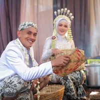 Ia mengaku tak ada kendala selama sesi foto berlangsung, setiap sesi foto Ayik dan tim sengaja memberikan guyonan kecil agar kedua pengantin tidak merasa canggung. Pria yang berusia 34 tahun itu mengucapkan reaksi kedua pengantin ketika melihat hasil foto. Ketika melihat hasil foto mereka merasa gembira. Reaksi pengantin gak bisa berkata-kata mereka senang, happy bahkan kita diberikan bonus hahaha. Alhamdulillah kita FYP di TikTok, pengantinnya senang. jelasnya. Kita gak usah takut atau malu untuk berkarya dimana pun tempatnya. Maksimalkan mungkin untuk mendapatkan hasil gambar yang maksimal, pungkasnya. Foto: Dok. TikTok @pcp_studio.