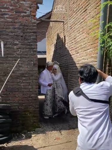 Viral pengantin sesi foto di kompor dan gang. Viral pengantin sesi foto di kompor dan gang.
