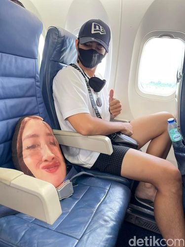 Viral suami ini membawa bantal foto istrinya saat liburan karena istrinya sibuk bekerja.