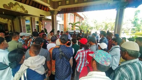 Warga Kelurahan Gilimanuk, Kecamatan Melaya, Kabupaten Jembarana Bali, kembali mendatangi DPRD Jembrana, Kamis (21/7/2022)