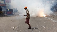 Tak hanya menari, pendukung Ranil Wickremesinghe juga menyulut petasan di jalanan kota Kolombo.