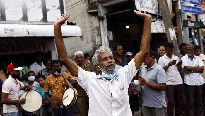 Warga Sri Lanka Rayakan Ranil Wickremesinghe Jadi Presiden Baru Supporters celebrate after Ranil Wickremesinghe has been elected as the Eighth Executive President under the Constitution, amid the country's economic crisis, in Colombo, Sri Lanka July 20, 2022. REUTERS/ Dinuka Liyanawatte