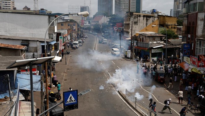 Warga Sri Lanka Rayakan Ranil Wickremesinghe Jadi Presiden Baru Supporters of newly elected President of Sri Lanka Ranil Wickremesinghe burn firecrackers as they celebrate, amid the country's economic crisis, in Colombo, Sri Lanka July 20, 2022. REUTERS/Adnan Abidi