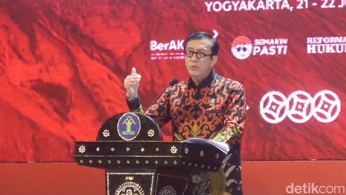 Menkumham Yasonna usai menghadiri Roving seminar kekayaan intelektual #2 Yogyakarta yang digelar Direktorat Jenderal Kekayaan Intelektual Kemenkumham RI di Hotel Tentrem, Kota Jogja, Kamis (21/7/2022).