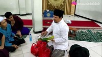 Merugi hingga Rp 208 ribu, sopir ojol ini dapat orderan fiktif pembelian martabak sebanyak 9 porsi. Ia lantas diminta perusahaannya untuk memberikan martabak itu ke panti atau yayasan agar uangnya bisa diganti. Foto: YouTube Dede & Wawan