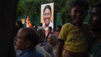 Poster Murmu dibawa oleh para pendukungnya. (Mayank Makhija/Getty Images)