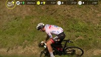 Tadej Pogacar buru-buru bangkit usai tersungkur pada segmen jalanan menurun di KM 28 menjelang garis finish etape 18 TDF 2022, Kamis (21/7/2022). Paha kiri bagian belakang mengalami luka lecet. Begitu juga dengan betis bagian depan, lecet dan berdarah. (tangkapan layar Youtube)