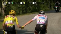 Jonas Vingegaard (kiri) menyalami Pogacar usai tersungkur pada segmen jalanan menurun di KM 28 menjelang garis finish etape 18 TDF 2022, Kamis (21/7/2022). Vingegaard dengan sportivitas tinggi memperlambat sepeda hingga 8 detik dan menunggu Pogacar yang mengalami kecelakaan. Pebalap asal Denmark tersebut tidak mengambil keuntungan dengan melakukan breakaway saat Pogacar terjatuh.